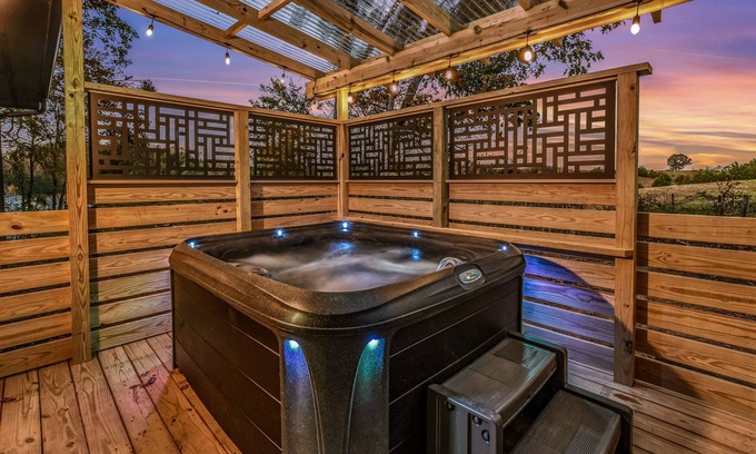 Sevierville Cabina | Wooded Hideaway 2 Bedroom Cabin