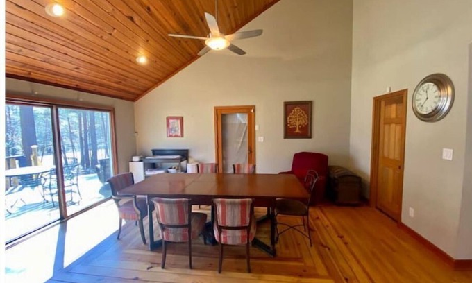 Chapel Hill Casa | Wooded house near Carrboro with a pool