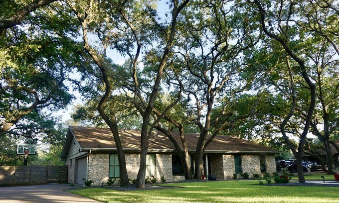 Westover Hills Casa | Arbolada Northwest Hills Ranch Style Home con piscina