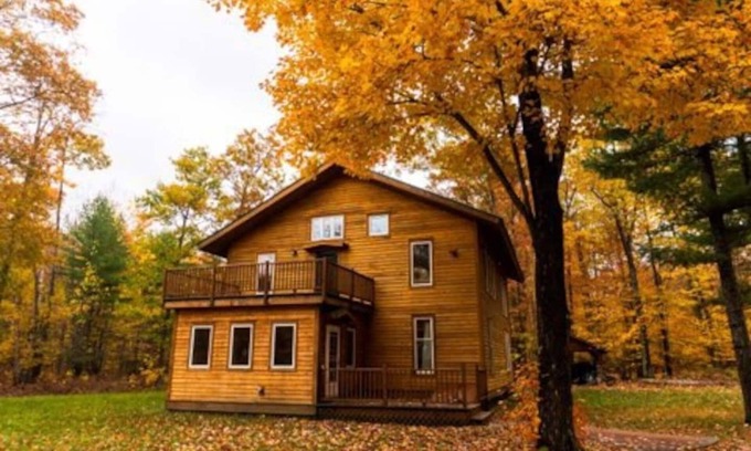 Bliss Township Casa | Wooded Private Custom Home