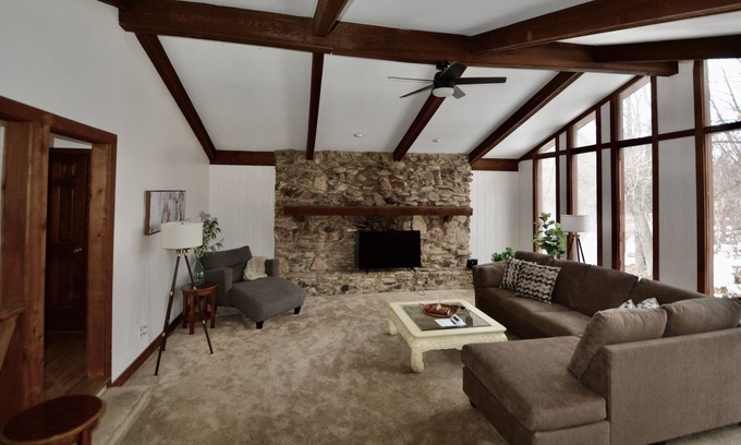 Colgate Casa | Wooded Retreat on Wildwood- Mid Century Modern!