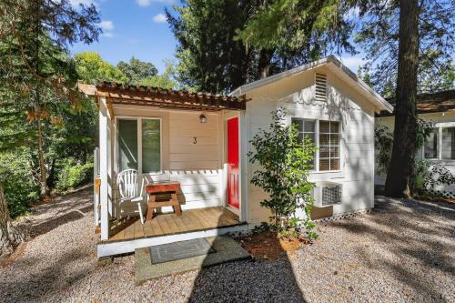 Cobb Casa | Wooded Studio Near Clear Lake cabin