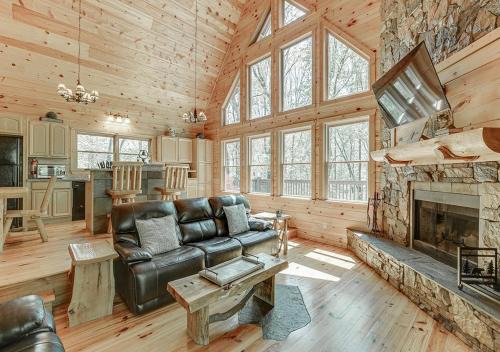 Cleveland Casa | Wooded ViewsNear Helen w Fireplace & Hot Tub
