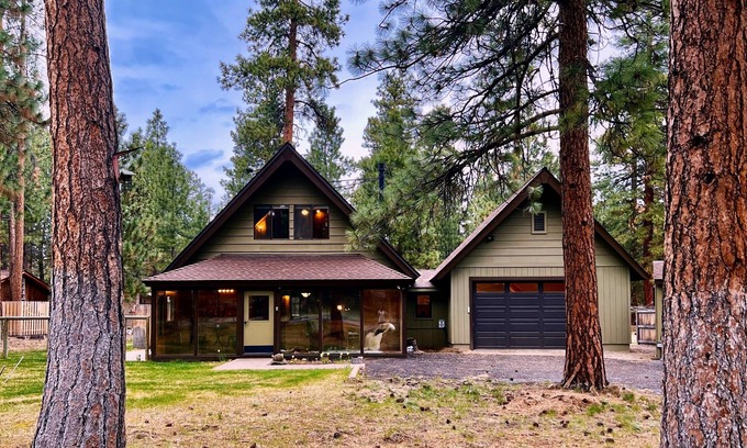 Sisters Cabina | Wooden A-Frame Cabin Nestled in the Tall Pines