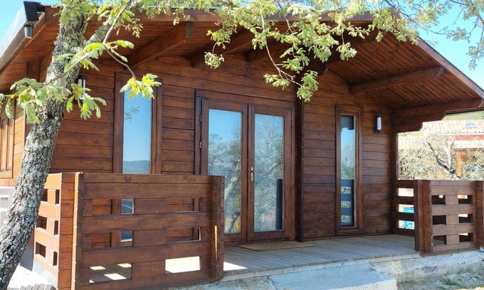 Gouveia Cabaña | Wooden Bungalow with Outdoor Jacuzzi, Pedestrian Paths.