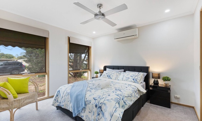 Melton West Casa | Woodgrove Penthouse - 36 min drive to MEL airport