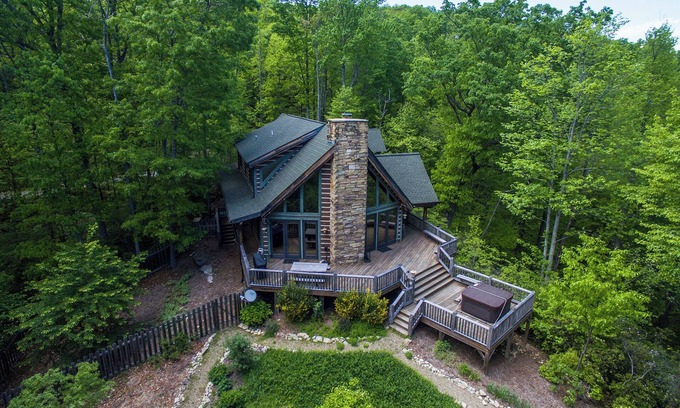 Fairview Cabina | Woodhaven | Private, Pet Friendly, Hot Tub & Mountain View!