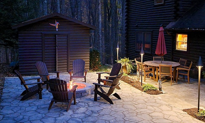 Oakland Cabina | Cabina Woodland con bañera de hidromasaje privada, hoguera, mesa de futbolín y acceso cercano al lago.