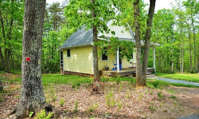 Buckingham Apartamento | Woodland Cottage near Yogaville, nestled in woods