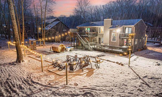 East Stroudsburg Casa | Woodland Escape; Sleeps 12, Firepit, Indoor and Outdoor Saunas, HotTub and more!