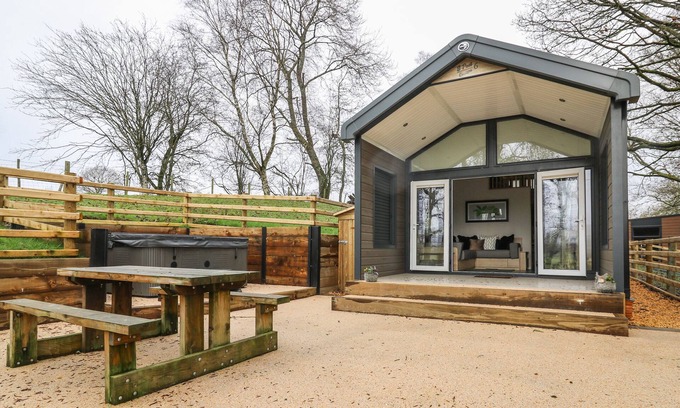 Llandrindod Wells Cabaña | WOODLAND ESCAPE, with hot tub in Rhayader