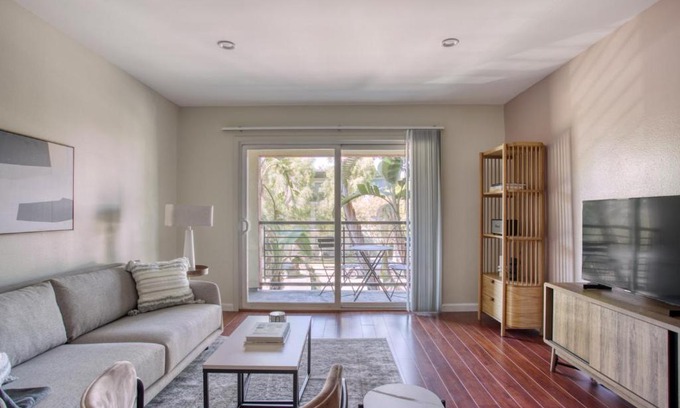 Woodland Hills Apartamento | Woodland Hills 1BR w pool gym nr Warner center LAX-893