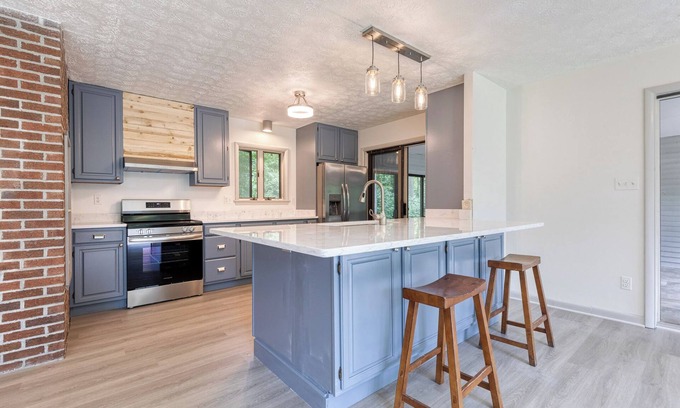 White Hall Casa | Woodland Manor Getaway