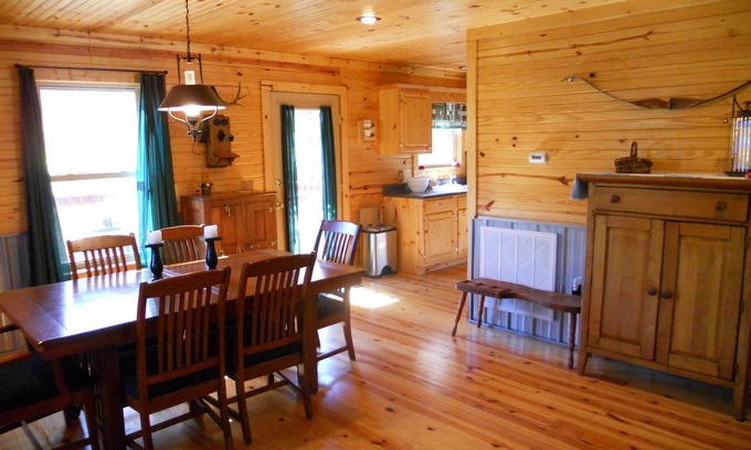 Leitchfield Cabina | Retiro de otoño en 7 acres de bosque, con muelle y kayaks