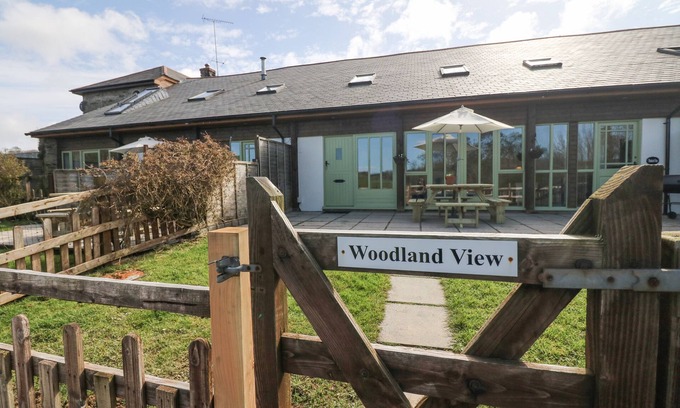 Hele Cabaña | WOODLAND VIEW, pet friendly, character holiday cottage in West Down