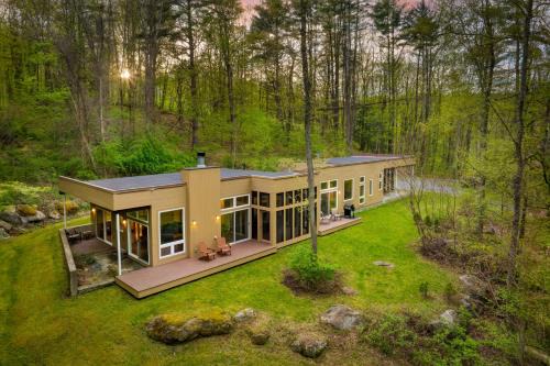 Housatonic Casa | Woodland Zen by AvantStay Modern Design Patio
