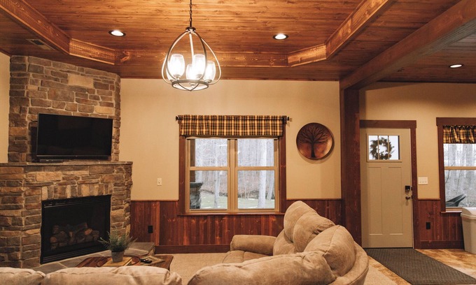 Dundee Cabina | Woodlands & Wildlife Suite: Luxury, Lodge Suite in Amish Country, Ohio