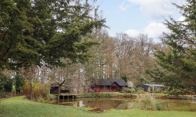 Willand Cabaña | WOODPECKERS, character holiday cottage, with hot tub in Willand