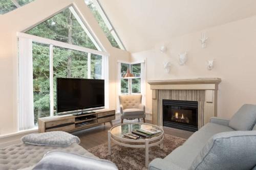Upper Village Casa | Woodrun Lodge 616 | Stylish Top Floor Ski-In & Out Condo by Upper Village w/Hot Tub, Pool, Parking
