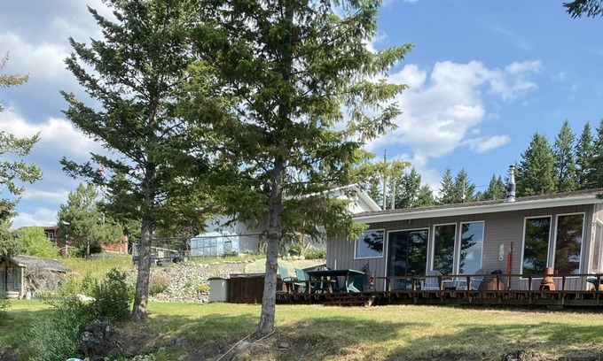 Cariboo Chilcotin Coast Cabaña | Woods Waterside Cottage on Chimney Lake