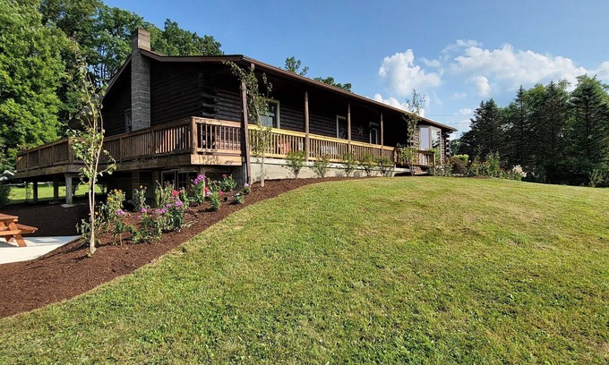 Farmington Cabina | Woodside Escape | 5BR, 3BA, Hot Tub, Large yard