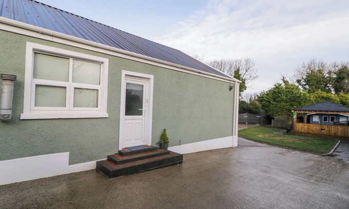 Coleraine Cabaña | WOODSIDE GUEST HOUSE, family friendly, with hot tub in Castlerock
