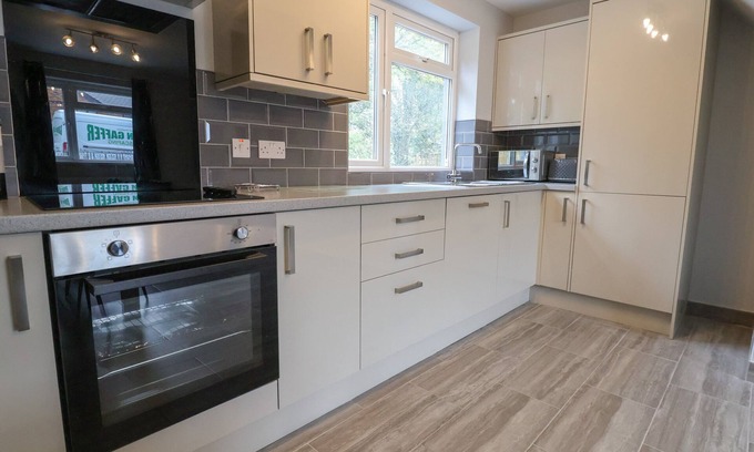 Penycae Cabaña | WOODSIDE, pet friendly, with hot tub in Penycae