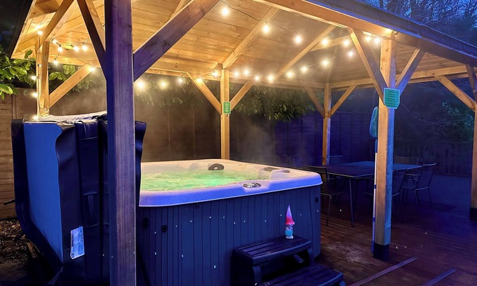 Fenay Bridge Casa | Woodsome Lodge tiene capacidad para 16 personas con jacuzzi! Lujo relajado!