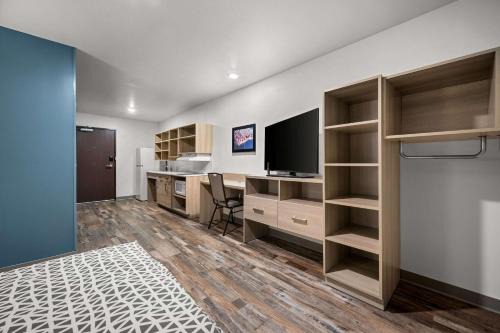 Dearborn Hotel | WoodSpring Suites Dearborn Detroit