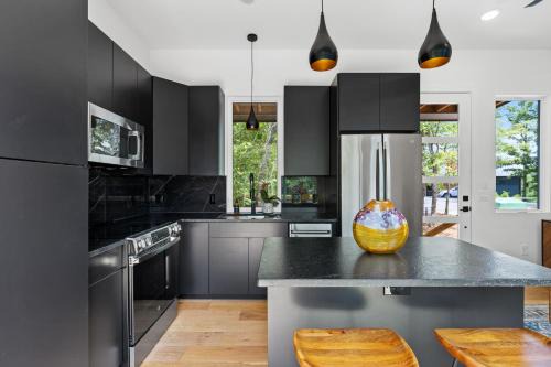 Young Harris Casa | Woodstar Tiny House 1br1ba Deck & Pool Access