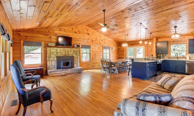 Toccoa Cabina | Woodsy Hideaway: 8 Mi to Henderson Falls Park!