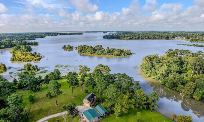 Lake Houston Casa | Woodsy Lakehouse Getaway