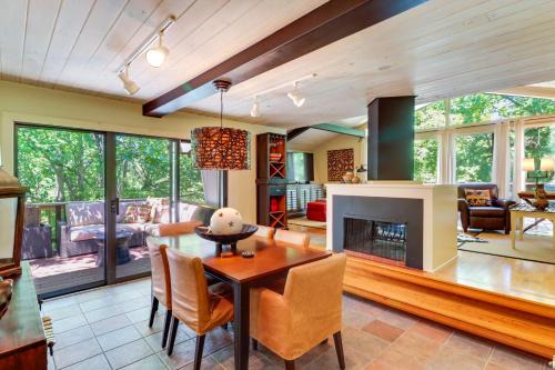 Mountain Home Casa | Woodsy Mountain Home Escape Walk to Marina!