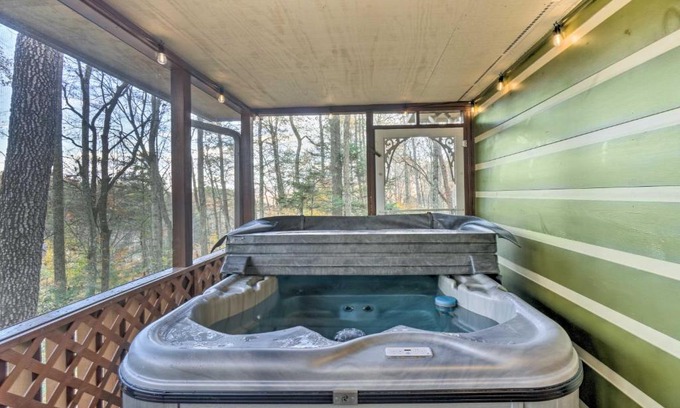 Wears Valley Casa | Woodsy Pigeon Forge Hideaway Private Hot Tub