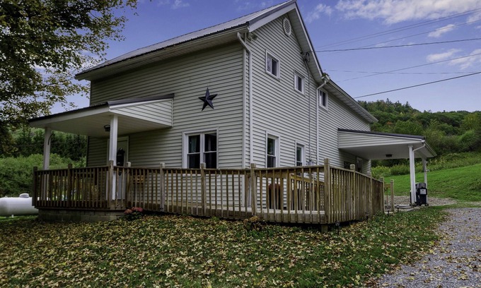Black Creek Casa | Woodsy Retreat in a Quiet Corner of Cuba, with jacuzzi and a theater room