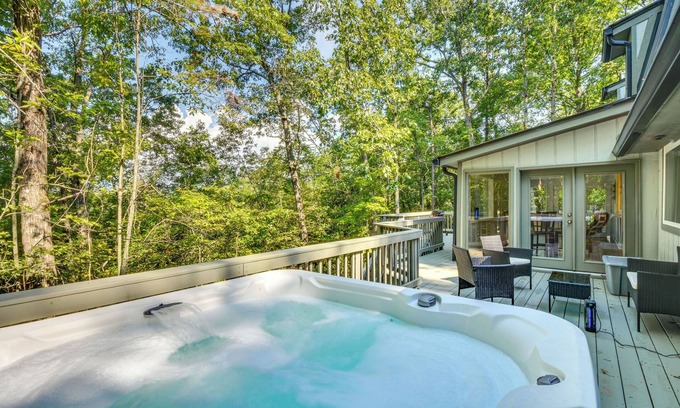 Dahlonega Casa | Woodsy Retreat w/Deck & Views in Dahlonega!