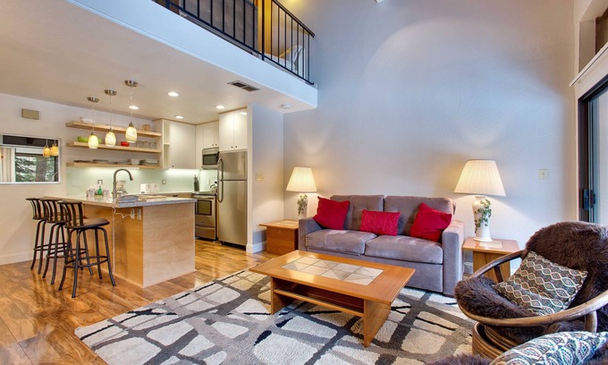 Carnelian Woods Casa | Woodsy Suite: 1 BR, 1. 5 BA Casa adosada en Carnelian Bay, capacidad para 4