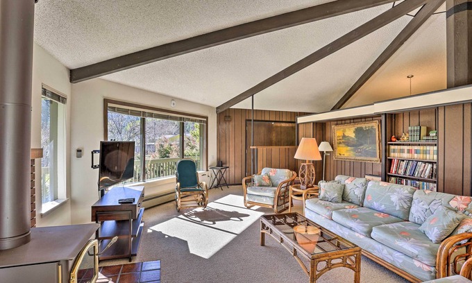 Willow Creek Casa | Woodsy Willow Creek Getaway w/ Pool & Deck!
