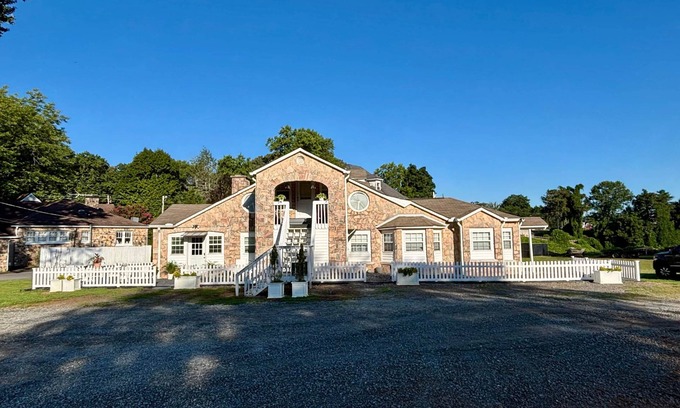 Dahlonega Villa | Woodward Villa - Unit D - 6 min walk (0.8mi) to town center