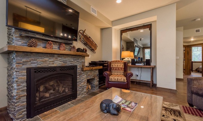 Woodwinds Casa | Woodwinds 1323 Pet-Friendly, On Sierra Star Golf Course, Garage and Jacuzzi, Luxury Home by RedAwning
