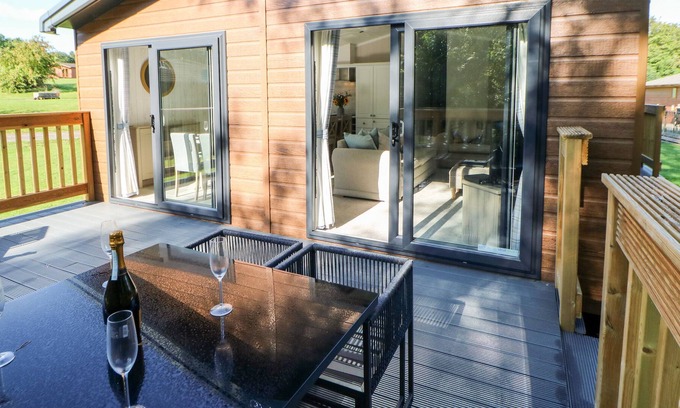 Kiplin Cabina | WORCESTERSHIRE, family friendly, with hot tub in Scorton, Richmond