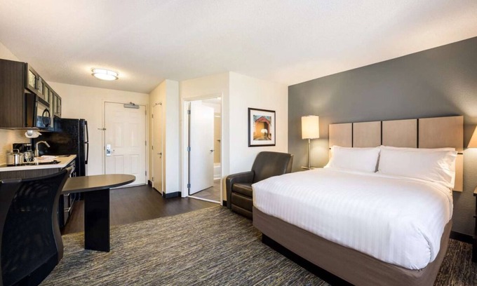 Clearwater Apartamento | Work and Relax in Clearwater Hideaway! Outdoor Pool, Pet-friendly Property!