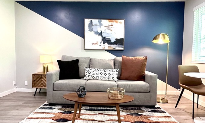 Walnut Creek Apartamento | Work Here Remodeled Kitchen Fast WiFi King Bed Walk Downtown Parking