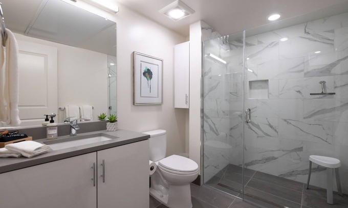 Walnut Creek Apartamento | Work Here Secure Elevator Luxe Kitchen & Bath King Bed W/D Gig WiFi