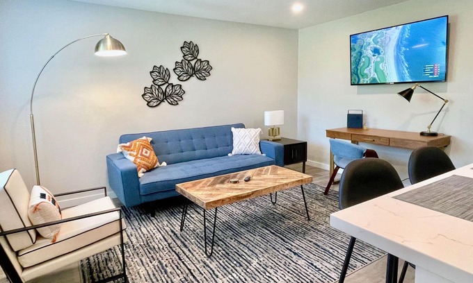 Walnut Creek Apartamento | Work Here Walk+Shop+Dine Downtown King Bed Remodeled Kitchen Top Floor