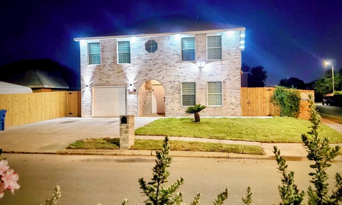 Brownsville Casa | Work & Play: Near SpaceX + Port of Brownsville