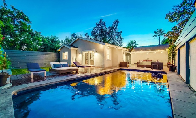 North Central Casa | ¡Noche libre! The Rose Bungalow - ¡Tu hogar lejos de casa!