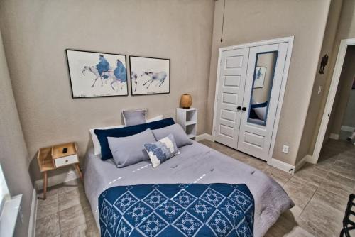 Waxahachie Casa | Work ready stay queen bd near DWTN Baylor Scott & White Fast Wi-Fi Free Parking Professionally Managed by Stay Albatross