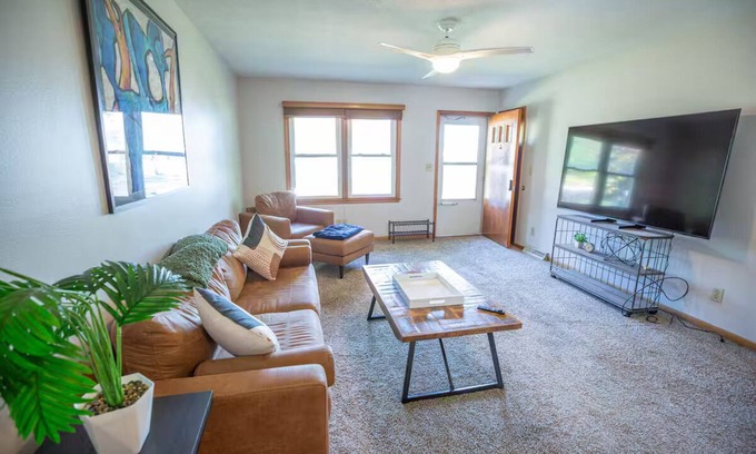 Ankeny Casa | Work & Relax - Modern & Comfy Oasis - Office - Pkg
