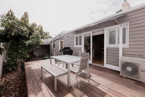 North Hobart Casa | Workers cottage on Wellington
